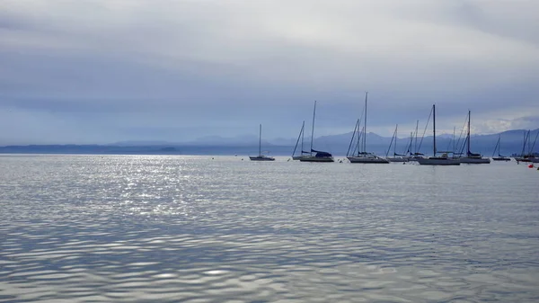 Barche Sul Lago Garda Ormeggiate Lontananza Tramonto Foto Alta Qualità — Foto Stock