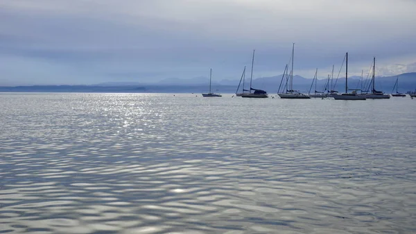 Lago Garda Barcos Amarrados Distancia Atardecer Foto Alta Calidad — Foto de Stock