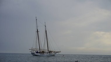 Sirmione 'de Garda Gölü' ne demir atmış büyük bir yelkenli. Yüksek kalite fotoğraf
