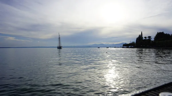 Grande Barca Vela Ormeggiata Largo Del Lago Garda Sirmione Foto — Foto Stock