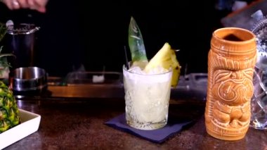 Barda yapılan pina colada kokteyli. Yüksek kalite 4k görüntü