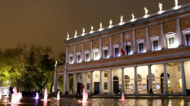 Fıskiyeler, Reggio Emilia 'nın Noel alışverişini geciktiriyor. Yüksek kalite 4k görüntü