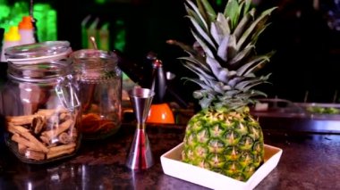 Barda yapılan pina colada kokteyli. Yüksek kalite 4k görüntü
