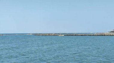 Gatteo Mare İtalya 'da Forli Cesena' nın deniz kenarındaki kayaları. Yüksek kalite 4k görüntü