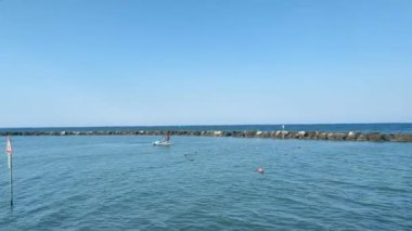 Gatteo Mare İtalya 'da Forli Cesena' nın deniz kenarındaki kayaları. Yüksek kalite 4k görüntü