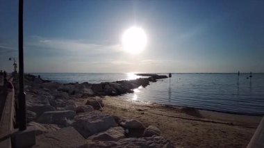 Forli Cesena 'nın Romagna Riviera bölgesindeki Cesenatico kayalıklarından panoramik manzara. Yüksek kalite 4k görüntü
