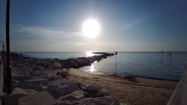 Forli Cesena 'nın Romagna Riviera bölgesindeki Cesenatico kayalıklarından panoramik manzara. Yüksek kalite 4k görüntü