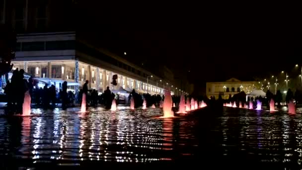 明亮的喷泉时间消逝雷吉欧埃米莉亚圣诞节和人们一起购物 高质量的4K镜头 — 图库视频影像