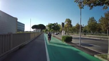 Cesenatico 'da Forli Cesena' daki Romagna Riviera 'da bisiklet yolunda yürü. Yüksek kalite 4k görüntü