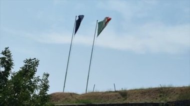 İtalyan ve Avrupa bayrakları antik kalenin üzerinde dalgalanıyor. Yüksek kalite 4k görüntü