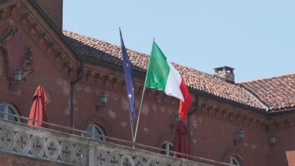 Banderas Italianas Europeas Ondean Sobre Edificios Antiguos Imágenes Alta Calidad — Vídeo de stock