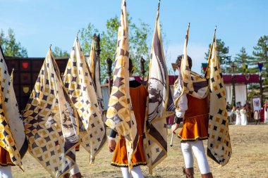 Martilde di Canossa 'nın ortaçağ tarihi yeniden canlandırması. Bayrak sallamaları ve temalı elbiseler içinde figüranlar. Yüksek kalite fotoğraf