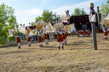 Canossa, Reggio Emilia - İtalya - 2019 01 07 Ortaçağ tarihi yeniden canlandırması Martilde di Canossa bayrak sallamaları ve temalı elbiseler ile. Yüksek kalite fotoğraf