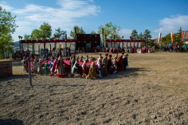 Canossa, Reggio Emilia - İtalya - 2019 01 07 Ortaçağ tarihi yeniden canlandırması Martilde di Canossa bayrak sallamaları ve temalı elbiseler ile. Yüksek kalite fotoğraf