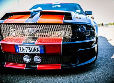 Reggio Emilia Italy - 07: 15 2019: Ford Mustang Cobra meydanında bedava spor araba. Yüksek kalite fotoğraf