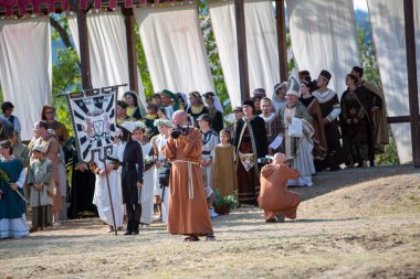 Canossa, Reggio Emilia - İtalya - 2019 01 07 Ortaçağ tarihi yeniden canlandırması Martilde di Canossa halkının temalı elbiseleri. Yüksek kalite fotoğraf