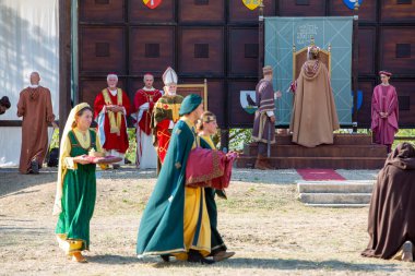 Canossa, Reggio Emilia - İtalya - 2019 01 07 Ortaçağ tarihi yeniden canlandırması Martilde di Canossa halkının temalı elbiseleri. Yüksek kalite fotoğraf