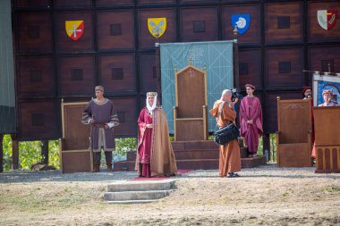 Canossa, Reggio Emilia - İtalya - 2019 01 07 Ortaçağ tarihi yeniden canlandırması Martilde di Canossa halkının temalı elbiseleri. Yüksek kalite fotoğraf