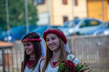 Canossa, Reggio Emilia - İtalya: 2019 01 07 Ortaçağ Ortaçağ tarihi canlandırması Ortaçağ fahişe elbiseli küçük kız. Yüksek kalite fotoğraf