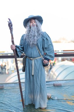 Lucca, İtalya - 2018 10 31: Lucca Comics ücretsiz kostüm etkinliği Gandalf şehri çevresinde. Yüksek kalite fotoğraf