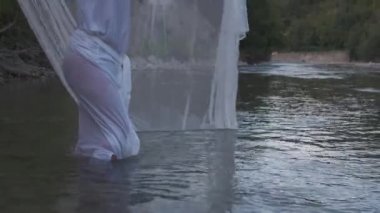 Nehirde ıslak beyaz elbiseli güzel bir kız. Yüksek kalite 4k görüntü