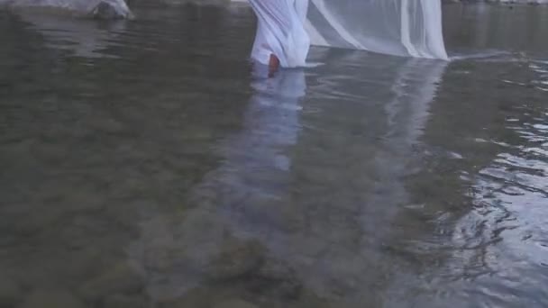 Красивая Девушка Реке Мокрым Белым Платьем Высококачественные Кадры — стоковое видео
