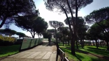 Roma 'daki villa Pamphili parkı yolu üzerinde. Yüksek kalite 4k görüntü