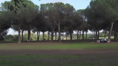 Güneşli bir günde Roma 'daki villa Pamphili parkının genel görünümü. Yüksek kalite 4k görüntü