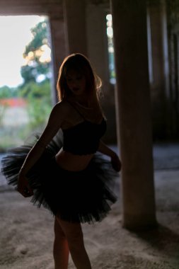 Tutulu kız karanlık koridorda dans ediyor. Yüksek kalite fotoğraf