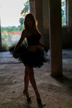 Tutulu kız karanlık koridorda dans ediyor. Yüksek kalite fotoğraf