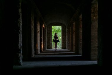 Tutulu kız karanlık koridorda dans ediyor. Yüksek kalite fotoğraf