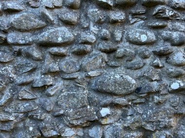 Ortaçağ taş ve çakıl taşlarıyla dolu kale duvarları. Yüksek kalite fotoğraf