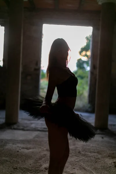 Rapariga Com Danças Tutu Corredor Escuro Foto Alta Qualidade — Fotografia de Stock