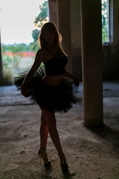 Дівчина Тренувальними Танцями Темному Коридорі Високоякісна Фотографія — стокове фото