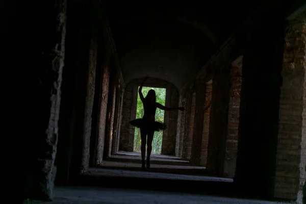 Дівчина Тренувальними Танцями Темному Коридорі Високоякісна Фотографія — стокове фото