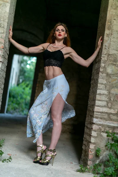 Menina Bonita Com Top Saia Branca Casa Abandonada Foto Alta — Fotografia de Stock