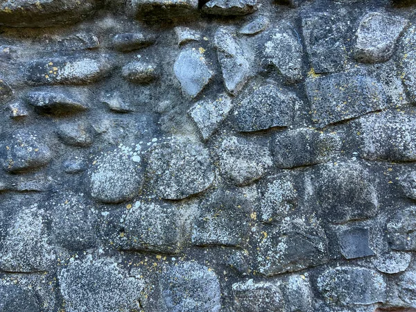 Ortaçağ taş ve çakıl taşlarıyla dolu kale duvarları. Yüksek kalite fotoğraf