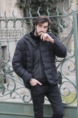 Kışlık ceketli yakışıklı siyah saçlı çocuk. Yüksek kalite fotoğraf