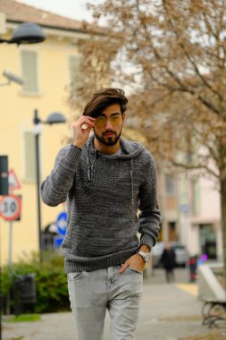 Uzun tişörtlü yakışıklı siyah saçlı çocuk geziniyor. Yüksek kalite fotoğraf