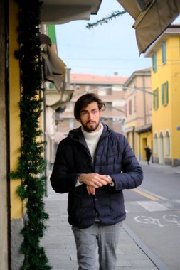 Kışlık ceketli yakışıklı siyah saçlı çocuk yürüyor. Yüksek kalite fotoğraf