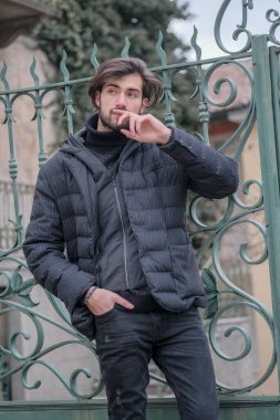 Kışlık ceketli yakışıklı siyah saçlı çocuk. Yüksek kalite fotoğraf