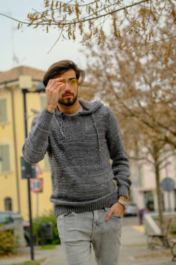 Uzun tişörtlü yakışıklı siyah saçlı çocuk geziniyor. Yüksek kalite fotoğraf