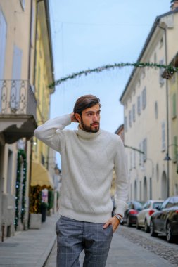 Uzun tişörtlü yakışıklı siyah saçlı çocuk geziniyor. Yüksek kalite fotoğraf