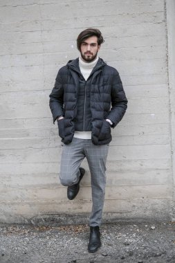 Kışlık ceketli yakışıklı siyah saçlı çocuk yürüyor. Yüksek kalite fotoğraf