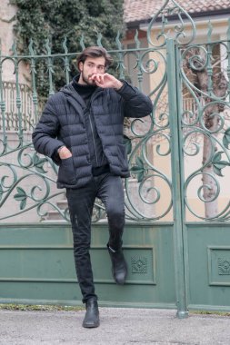 Kışlık ceketli yakışıklı siyah saçlı çocuk. Yüksek kalite fotoğraf