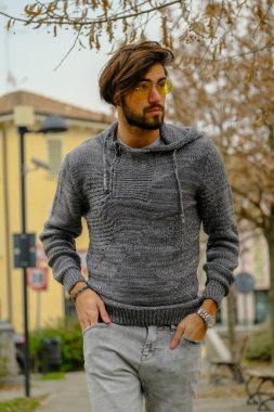 Uzun tişörtlü yakışıklı siyah saçlı çocuk geziniyor. Yüksek kalite fotoğraf