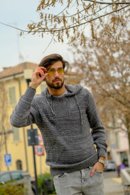 Uzun tişörtlü yakışıklı siyah saçlı çocuk geziniyor. Yüksek kalite fotoğraf