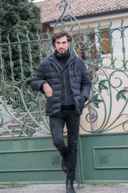 Kışlık ceketli yakışıklı siyah saçlı çocuk. Yüksek kalite fotoğraf