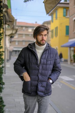 Kışlık ceketli yakışıklı siyah saçlı çocuk yürüyor. Yüksek kalite fotoğraf