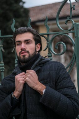 Kışlık ceketli yakışıklı siyah saçlı çocuk yürüyor. Yüksek kalite fotoğraf